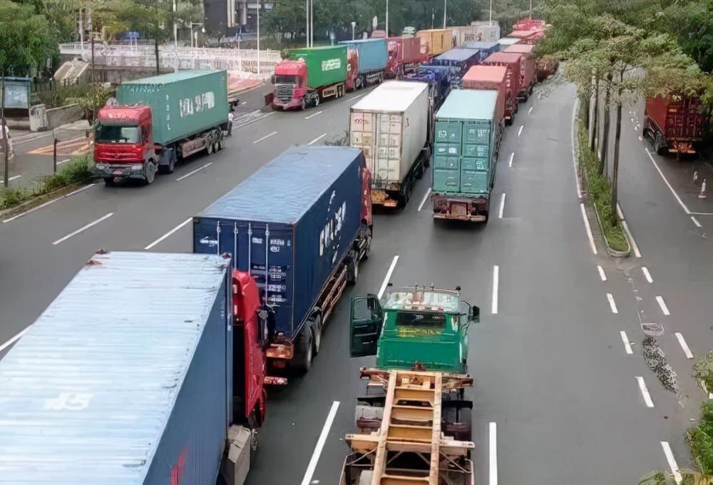 集运指数欧线期货主力合约跌超6%|界面新闻 · 快讯